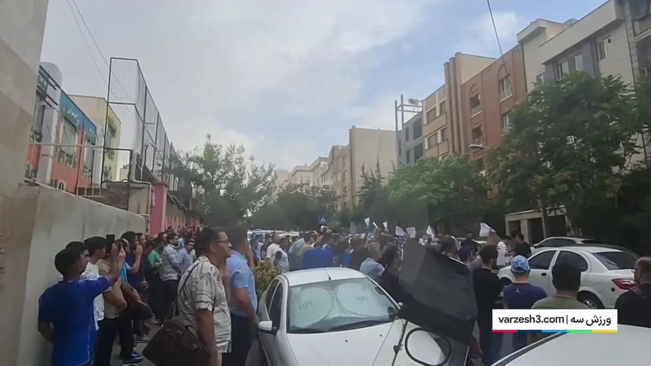 تجمع هواداران استقلال برای تمدید قرارداد با رامین و اندونگ